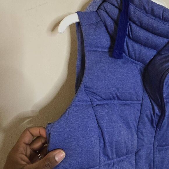 Athleta Hooded Puffer Vest Women’s Size Small Purple Lightweight Warm Zip Jacket - Picture 14 of 16
